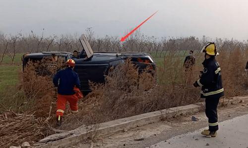 司机撞车吃瓜,网络热议引发社会思考