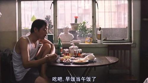 葛优路边吃瓜,演绎市井生活百态