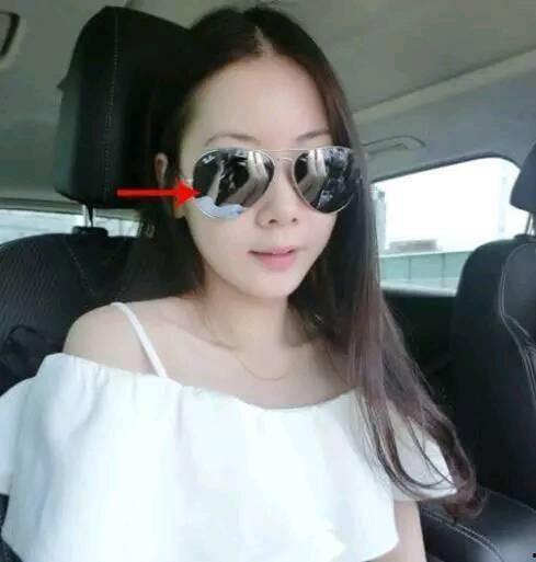 眼镜妹自拍吃瓜,趣味横生瞬间捕捉