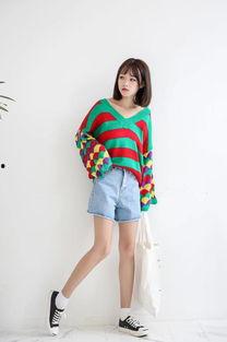 蓝色上衣吃瓜,一场夏日清凉的欢乐盛宴